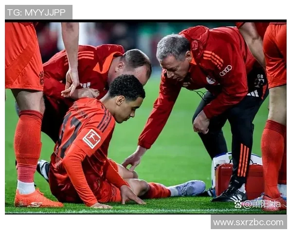 足球巨星赛场意外扭伤倒地瞬间引发球迷揪心关注